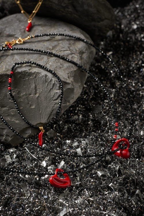 20_009C Naszyjnik spinel czarny z czerwonym sercem.jpeg