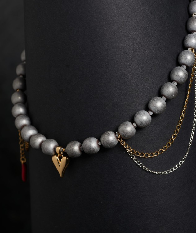 20_012A Naszyjnik z hematytów z łańcuszkami papryczką i sercem .jpeg