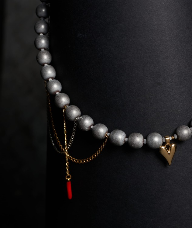 20_012B Naszyjnik z hematytów i łańcuszków z papryczką i sercem .jpeg