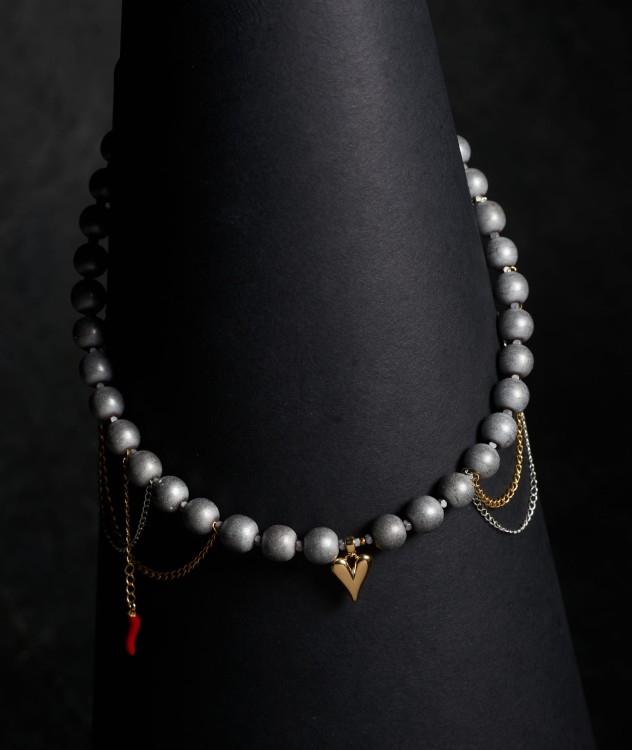 20_012C Naszyjnik z hematytów i łańcuszków z papryczką i sercem .jpeg