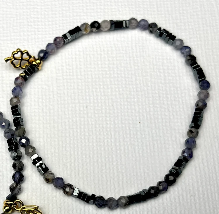 10_18 Bransoletka iolit i hematyt z koniczynką _ 120.webp