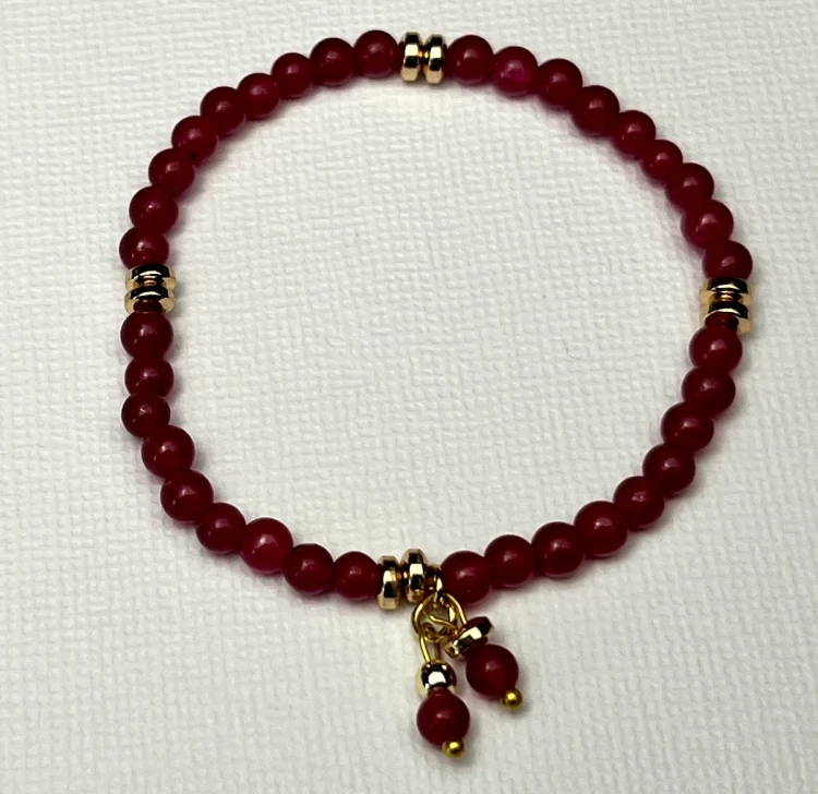 10_20 Bransoletka z jadeitów w wiśniowym kolorze z zawieszkami _ 120.webp