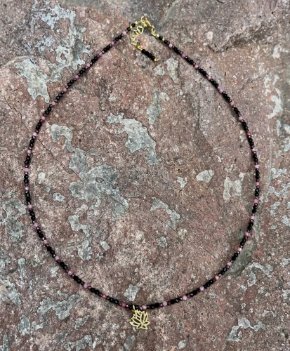 20_16 Naszyjnik z turmalinu, granatu i spinelu z lilią _ 220.webp