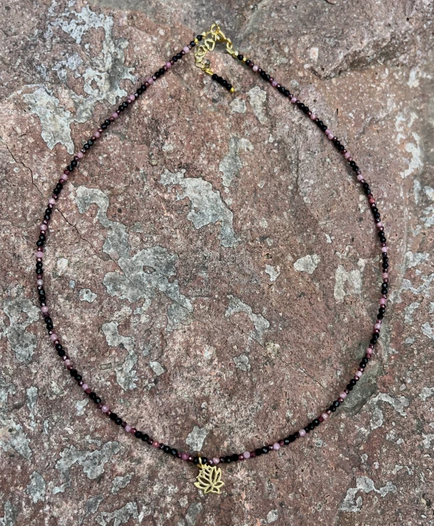 20_16 Naszyjnik z turmalinu, granatu i spinelu z lilią _ 220.webp