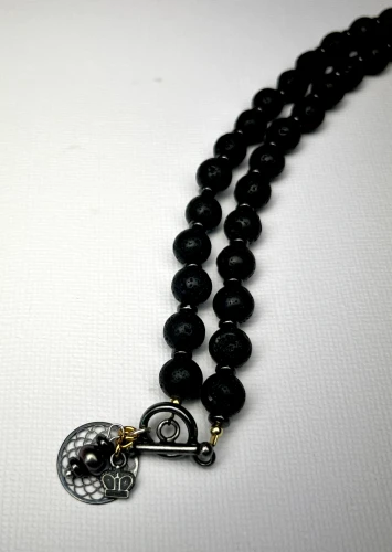 29_01 Naszyjnik lawa i hematyt z mandalą, koroną i perłą _ zapinany toggle _ 390.webp