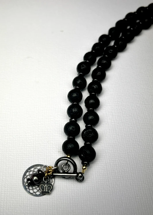 29_01 Naszyjnik lawa i hematyt z mandalą, koroną i perłą _ zapinany toggle _ 390.webp