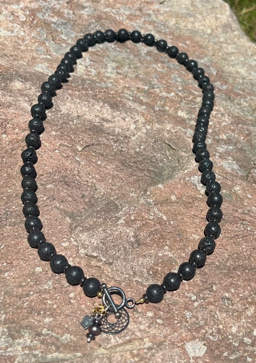 29_01B Naszyjnik lawa i hematyt z mandalą, koroną i perłą _ zapinany toggle _ 390.webp