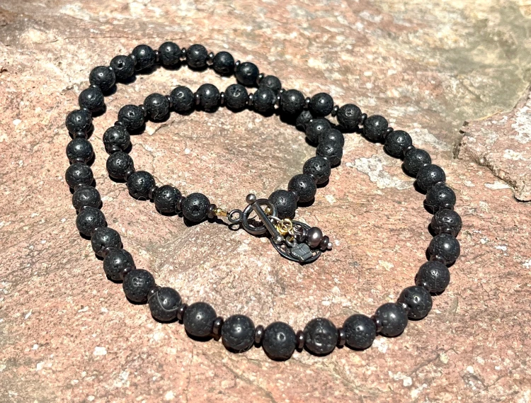 29_01C Naszyjnik lawa i hematyt z mandalą, koroną i perłą _ zapinany toggle _ 390.webp