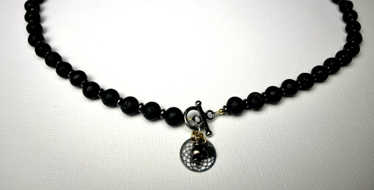 29_01A Naszyjnik lawa i hematyt z mandalą, koroną i perłą _ zapinany toggle _ 390.webp