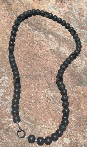 29_02 Naszyjnik lawa i hematyt kostka _ 380.webp