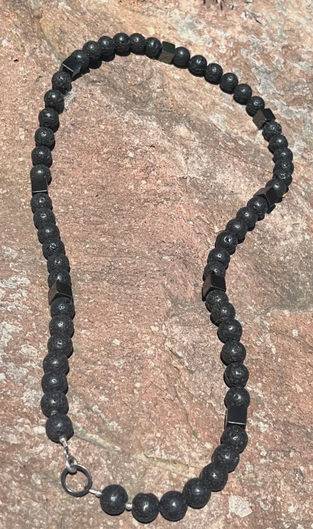 29_02 Naszyjnik lawa i hematyt kostka _ 380.webp
